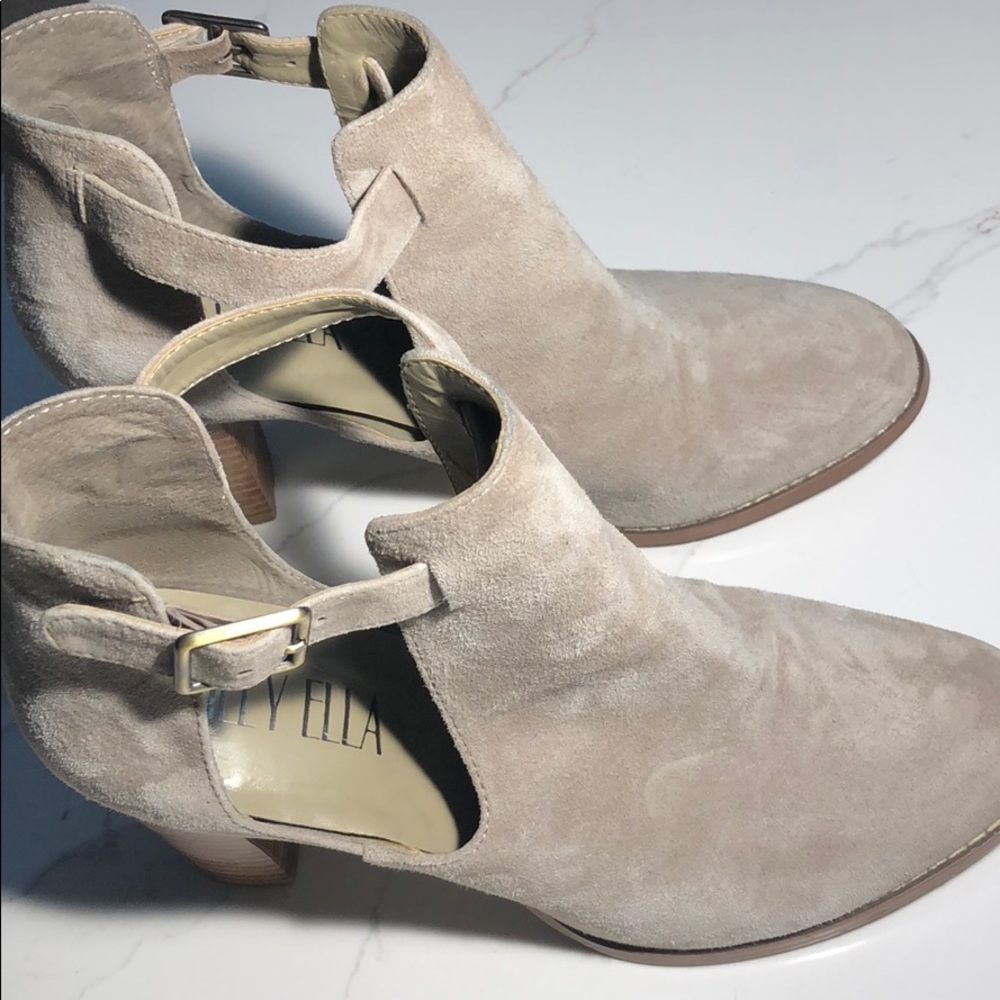 Billy Ella booties with ankle strap taupe suede